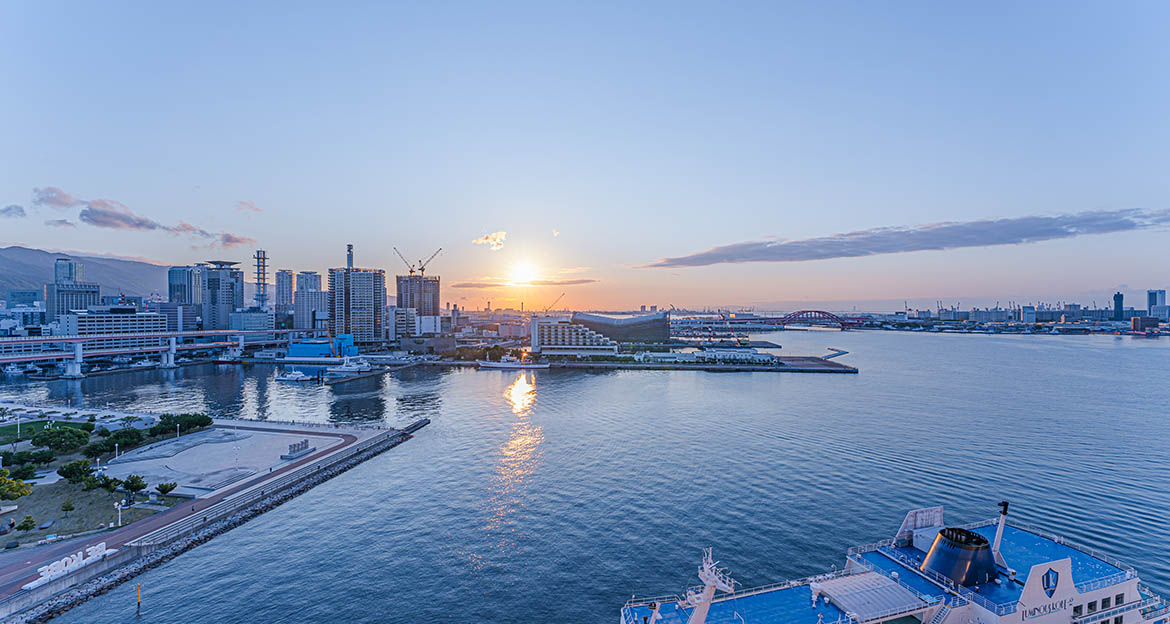 写真：東側に見える神戸の海と朝日