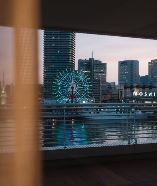 写真：ホテルの客室から見える夜景と観覧車